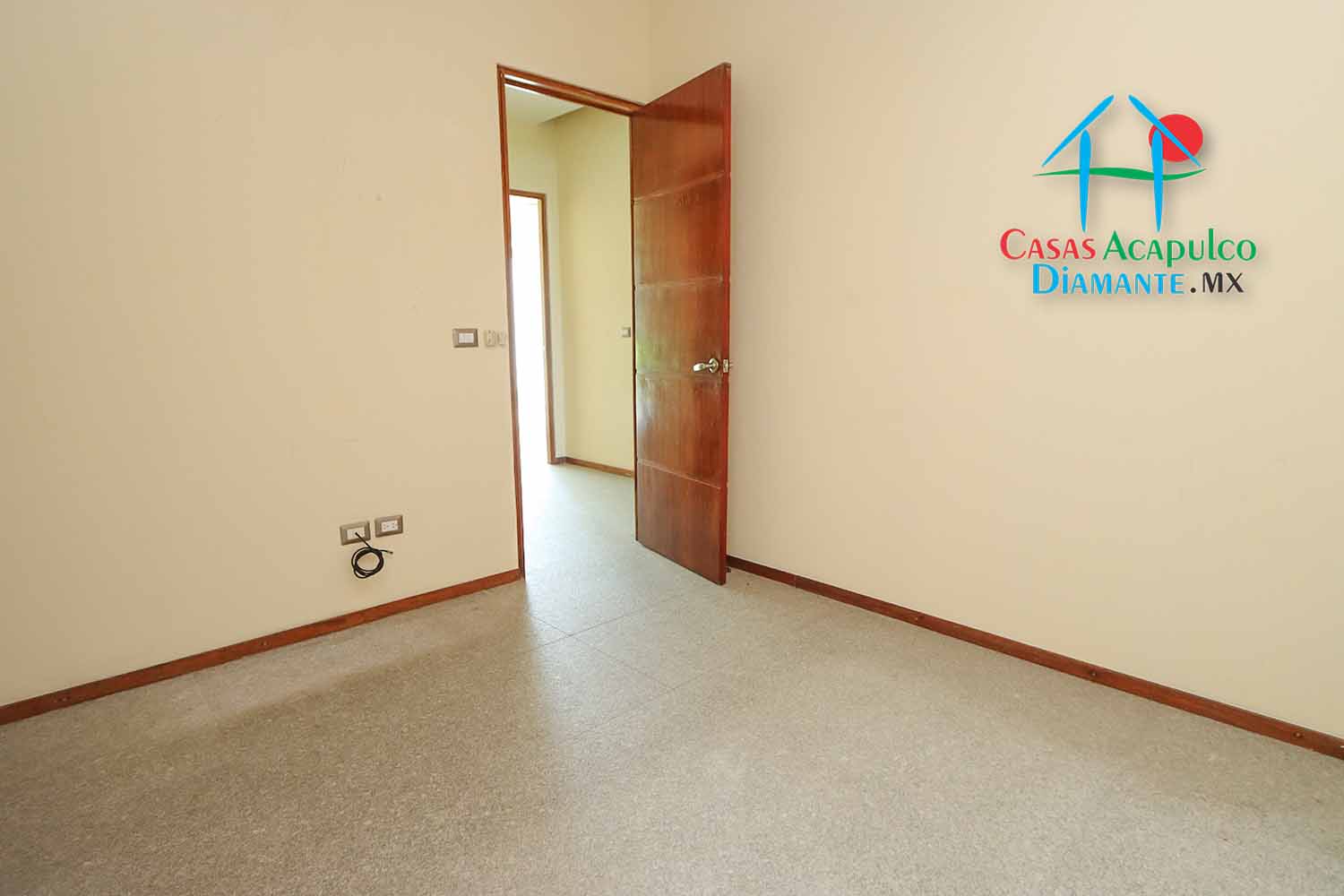 Ocean Front 106 - Recámara uno antes de Otis 2